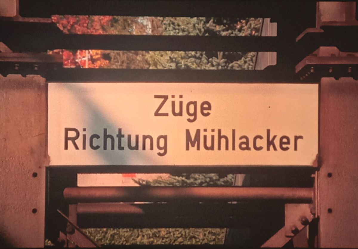 Am28.09.1990 Hp Ensingen Bahnsteig 1 nördlich
8 Monate vor der Eröffnung der SFS Stuttgart-Mannheim am 31.05.1991,danach Rückbau der Strecke ab Vaihingen-Nord/Enz Reisendensteg Abgerissen