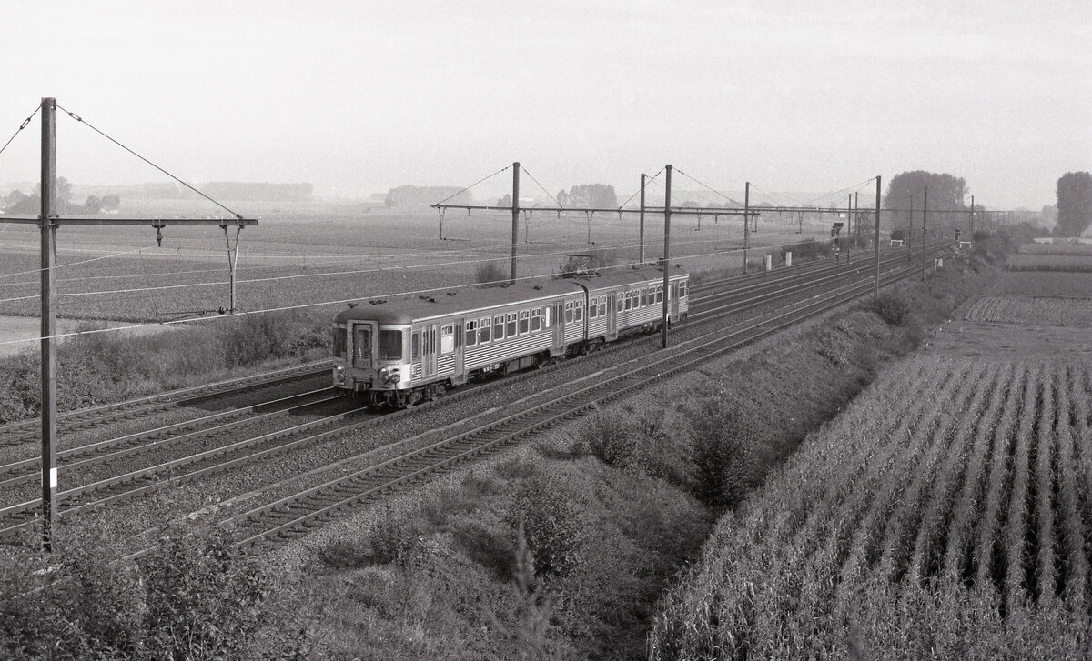 AM56 nr 130 der NMBS als L-8510 von Soignies nach Quévy bei Neufvilles, 11.10.1994, 10.23u. Scanbild 11772, Ilford FP4.