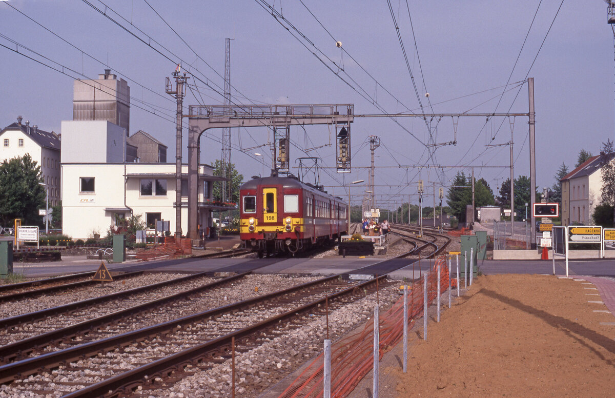 AM62 nr 198 der NMBS als Zug 5937 von Luxembourg nach Arlon. Abfahrt aus Kleinbettingen (LU) am 05.06.1998, 17.38u. Scanbild 7706, Fujichrome100.