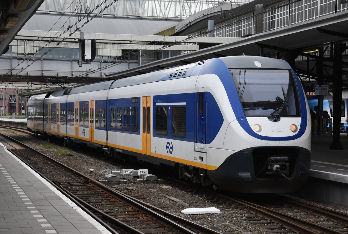 AMERSFOORT (Provinz Utrecht), 05.05.2017, ein Zug der Baureihe 2400 Sprinter Lighttrain im Bahnhof