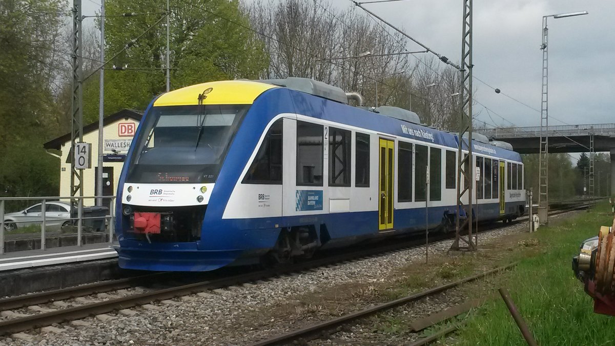 Ammerseebahn am 25.04.2016 auf der Fahrt von Augsburg nach Schongau, kurzer Halt im Bhf Walleshausen