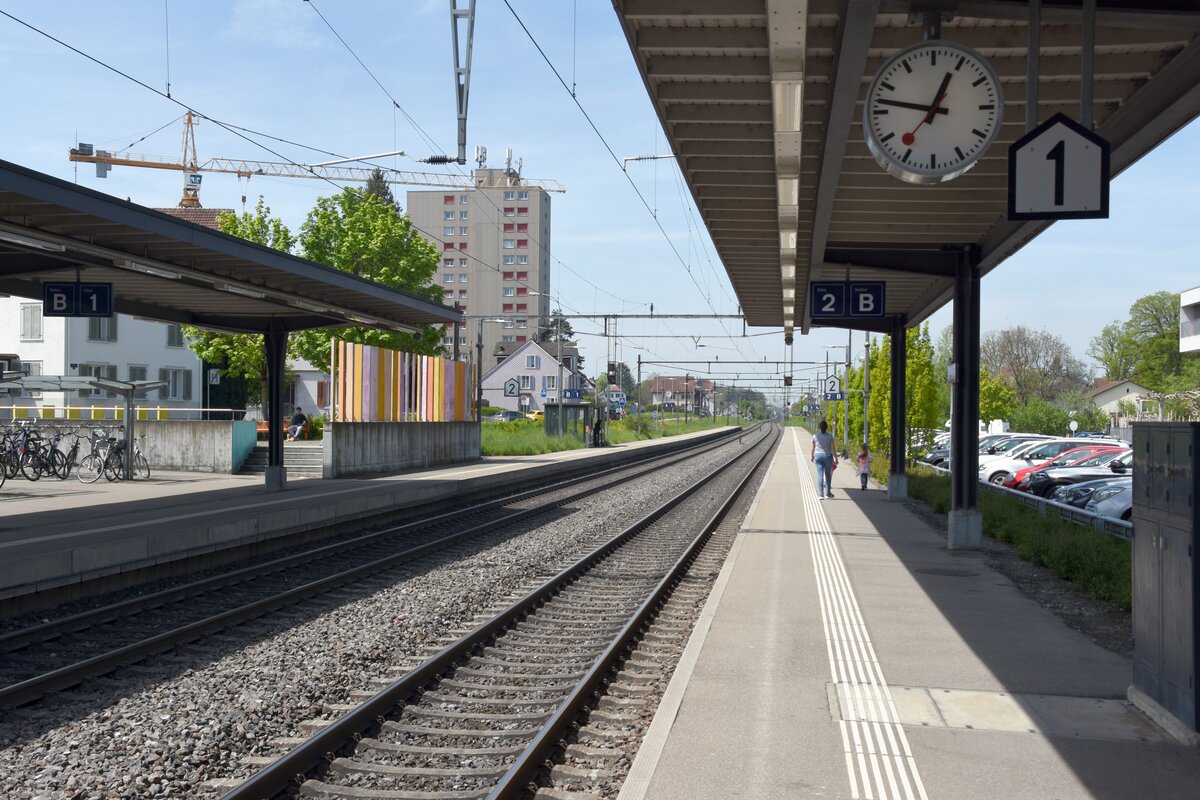 AMRISWIL (Kanton Thurgau), 04.05.2023, Blick auf die beiden Seitenbahnsteige im Bahnhof Amriswil; Blickrichtung: Weinfelden