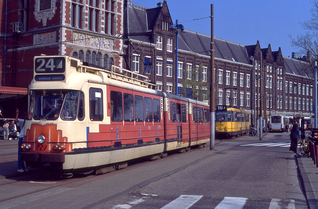 Amsterdam Tw 629 in der Prins Hendrik Kade / Stationsplein, 02.04.1999.