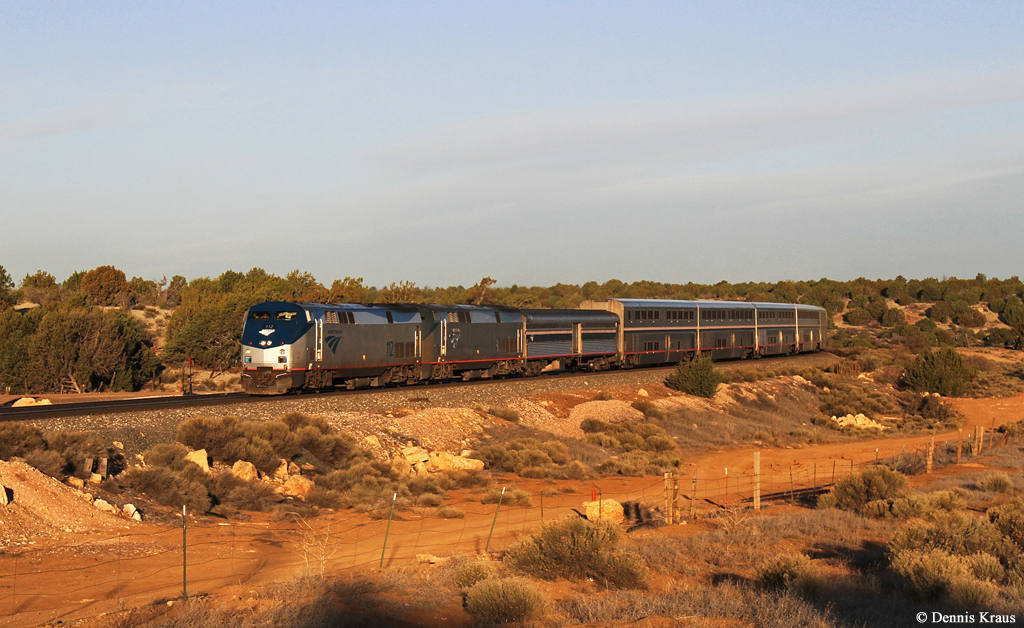 Amtrak 112 (GE P4DC) + 81 mit Zug 4 am 02.04.2015 bei Flagstaff, Arizona.