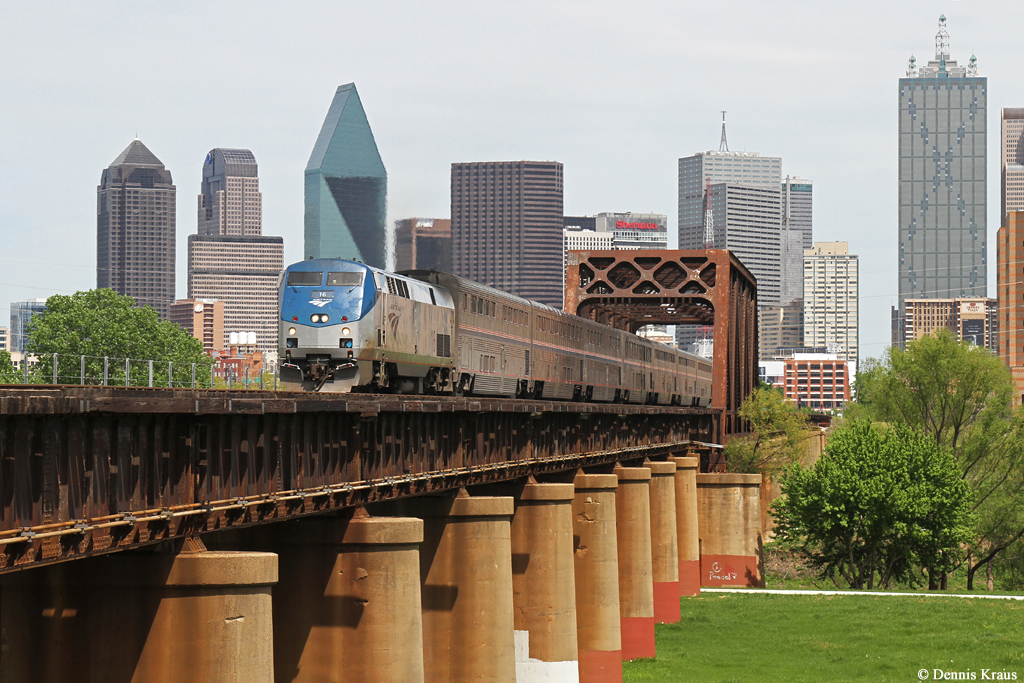 Amtrak 16 (GE P42DC) mit Zug 421 am 10.04.2015 in Dallas, Texas.