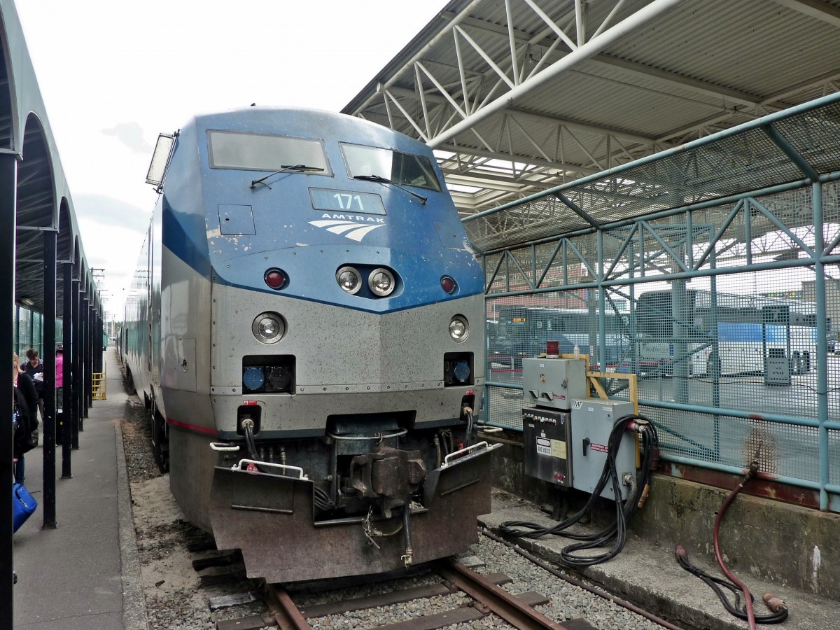 Amtrak Genesis 171 hat am 23.08.2013 den Cascades von Seattle nach Vancouver Pacific Central in den 'Kfig' gebracht und die Fahrgste reihen sich in die lange Schlange zur Passkontrolle ein.