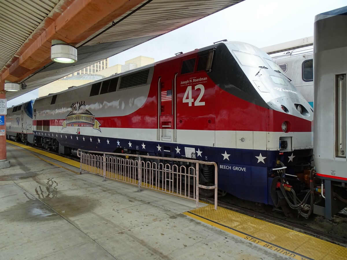 Amtrak P42DC #42 vor dem Southwest Chief am 21.99.2017 in der Los Angeles Union Station im  Salutes our Veterans Schema