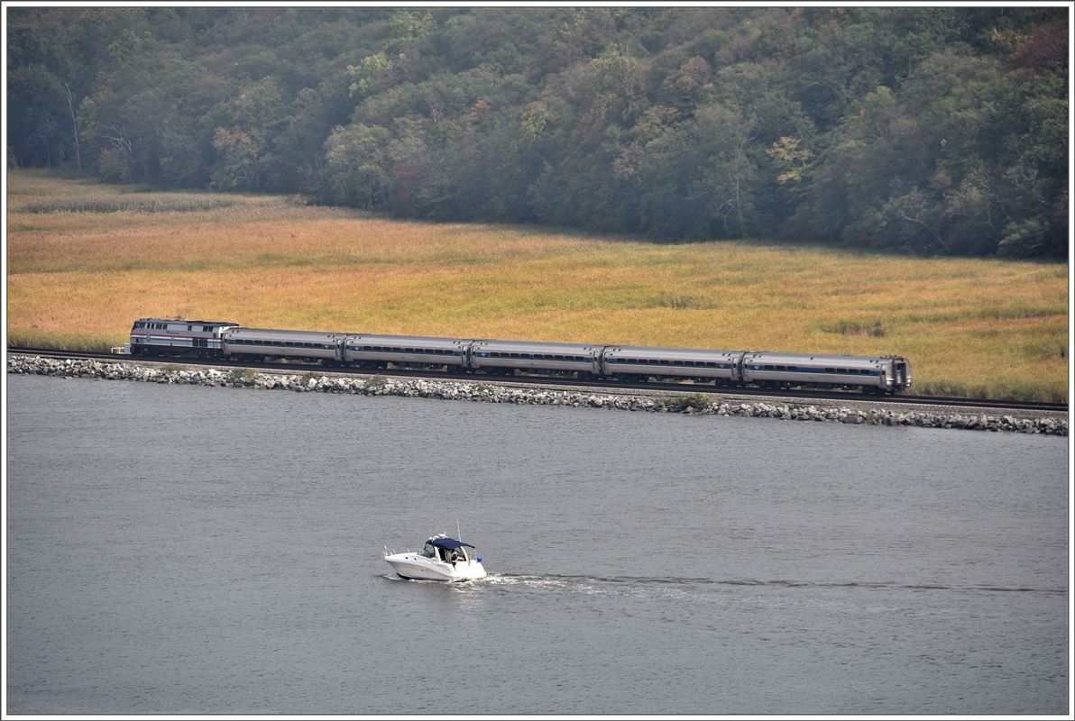 Amtrak Zug nach Albany und Buffalo folgt dem Lauf des Hudson River talaufwärts. Aufnahme entstand von der Bear Mountain Hängebrücke. (07.10.2017)