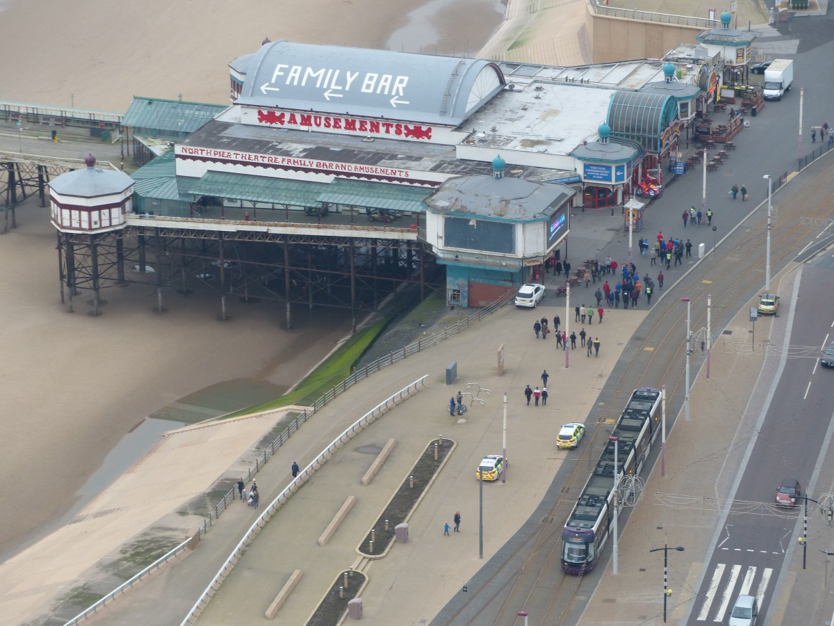 Amusement, Family etc. - Freizeitvergnügen stehen an englischen Küstenstädten im Mittelpunkt. Vom Blackpool Tower aus hat man einen guten Überblick. 14.3.2015