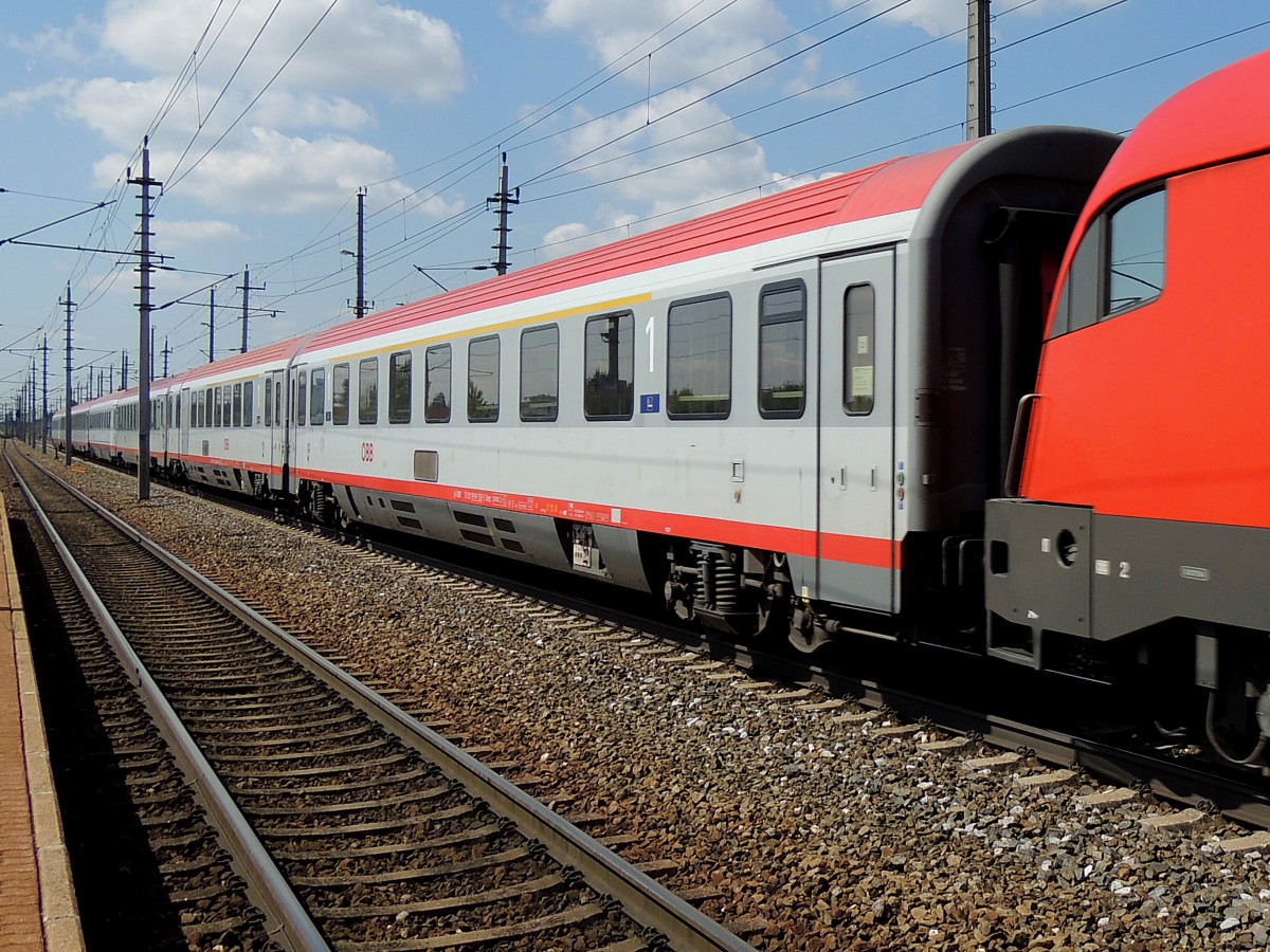Amz 73 81 19-91 533-3 ist als erster Wagen im OIC863 Alpenverein eingereiht; Durchfahrt Bhf. Marchtrenk; 130821