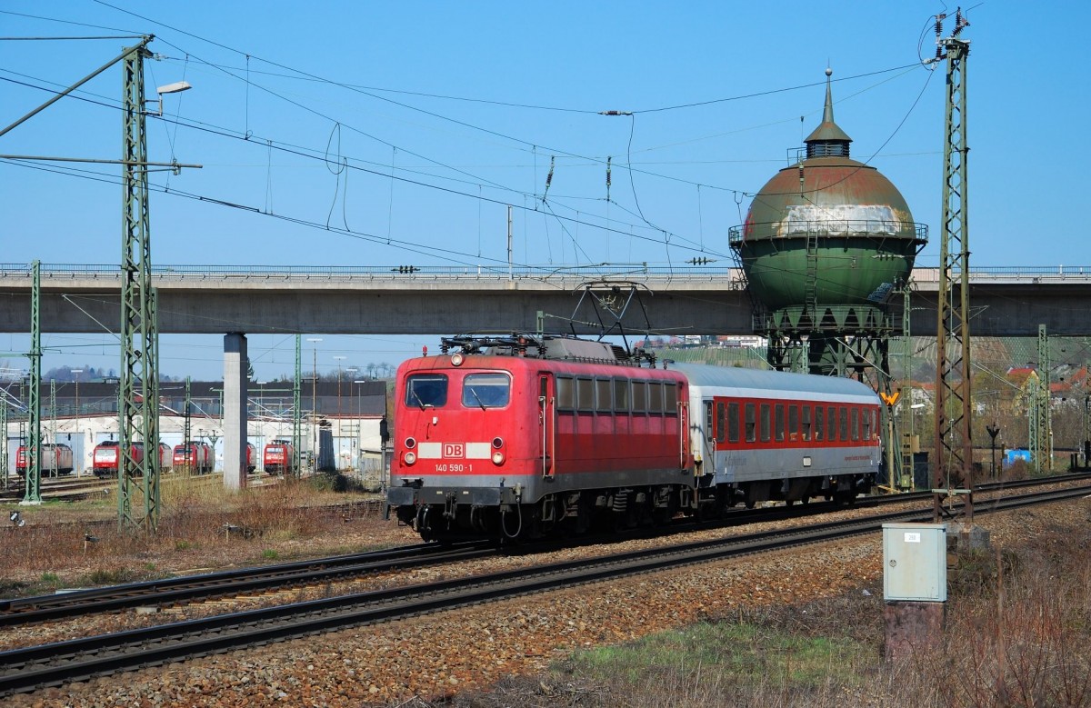 An 20.03.2014 bespannte die Berliner 140 590-1 den Pbz 2459 aus Karlsruhe nach Basel, als sie hier am alten Wasserturm in Haltingen gen Basel fuhr.