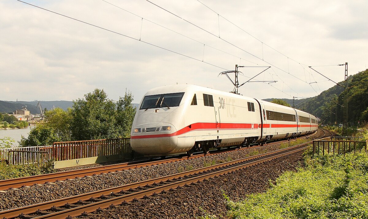 An 30 Jahre ICE erinnert dieses Exemplar am 01.09.2021 nahe Stolzenfels auf der linken  Rheinseite.
