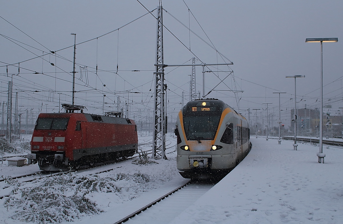 An der abgestellten 152 068-3 vorbei fährt ET 7.07 der Eurobahn mit dem RE nach Venlo/NL am 09.12.2017 in den Neusser Hauptbahnhof ein