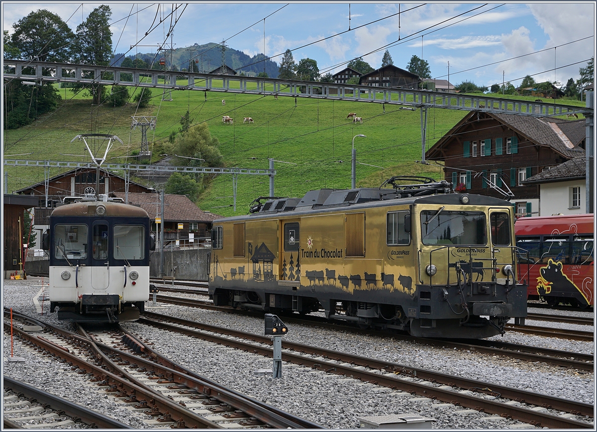 An der abgestellten GDe 4/4 6003 in Zweisimmen rangiert der MOB Be 4/4 1007 vorbei. 

19. Aug. 2020