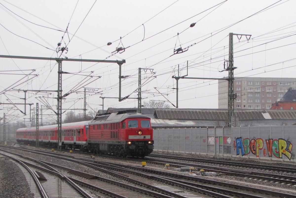 An den Adventssamstagen setzt die DB einen zus�tzlichen und diesellokbespannten RE zwischen G�ttingen und Erfurt Hbf ein. Da die daf�r vorgesehene Zuglok 219 084-1 heute mit dem  Harz-Express  nach Thale unterwegs war, kam die DB 232 240-2 zum Einsatz. Hier zu sehen mit dem RE 16187 aus G�ttingen bei der Einfahrt in Erfurt Hbf; 07.12.2013