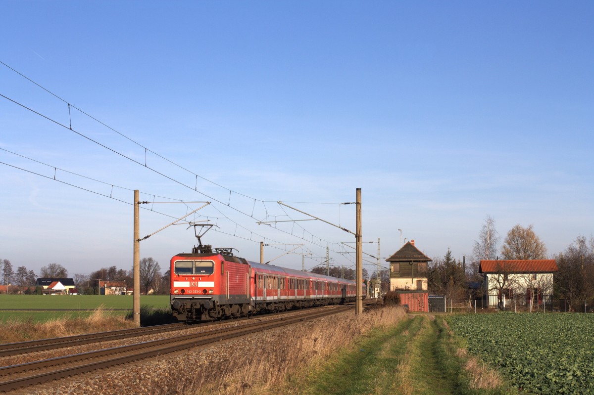 An den Adventswochenenden verkehren dieses Jahr Sonderzüge zum Dresdener Striezelmarkt zwischen Berlin Südkreuz und Dresden Hbf. Am 06.12.2015 hatte 143 333-3 die Aufgabe den Zug Richtung Dresden zu ziehen. Bildlich festgehalten wurde sie dabei nahe Böhla. 
