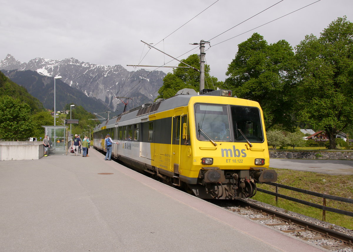 An der aktuellen Haltestelle Tschagguns der MBS mit modernem Bahnsteig hält MBS-Triebzug ES10 222+ET10 122 um die Reisenden nach Bludenz mitzunehmen.
Der Triebzug des Schweizer Typs  NPZ = Neuer Pendelzug  kam 2008 zur MBS. Es handelt sich um einen 1984 in Dienst gestellten NPZ-Prototyp der Reihe RBDe 4/4, der bei den SBB dann als RBDe 560 001-0 im Einsatz war. 

2016-05-11 Schruns-Rätikonstr Tschagguns-Bahnhof