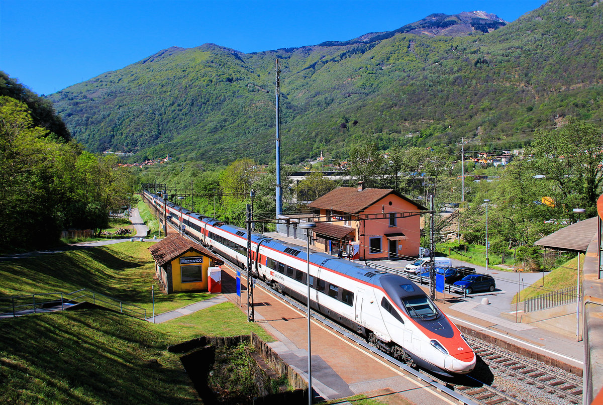 An der alten Ceneri-Strecke Bellinzona-Lugano in Mezzovico (wird bald durch einen Basistunnel ersetzt): Die beiden Züge SBB 503 005 und 013 fahren Richtung Milano.  6.Mai 2019