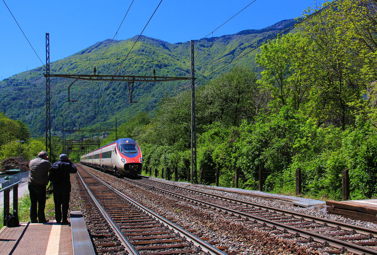 An der alten Ceneri-Strecke Bellinzona-Lugano in Mezzovico (wird bald durch einen Basistunnel ersetzt): Nette Stunden mit Horst und Walter. Durchfahrt eines SBB Serie 503, mit geöffneter Frontabdeckung.  6.Mai 2019 