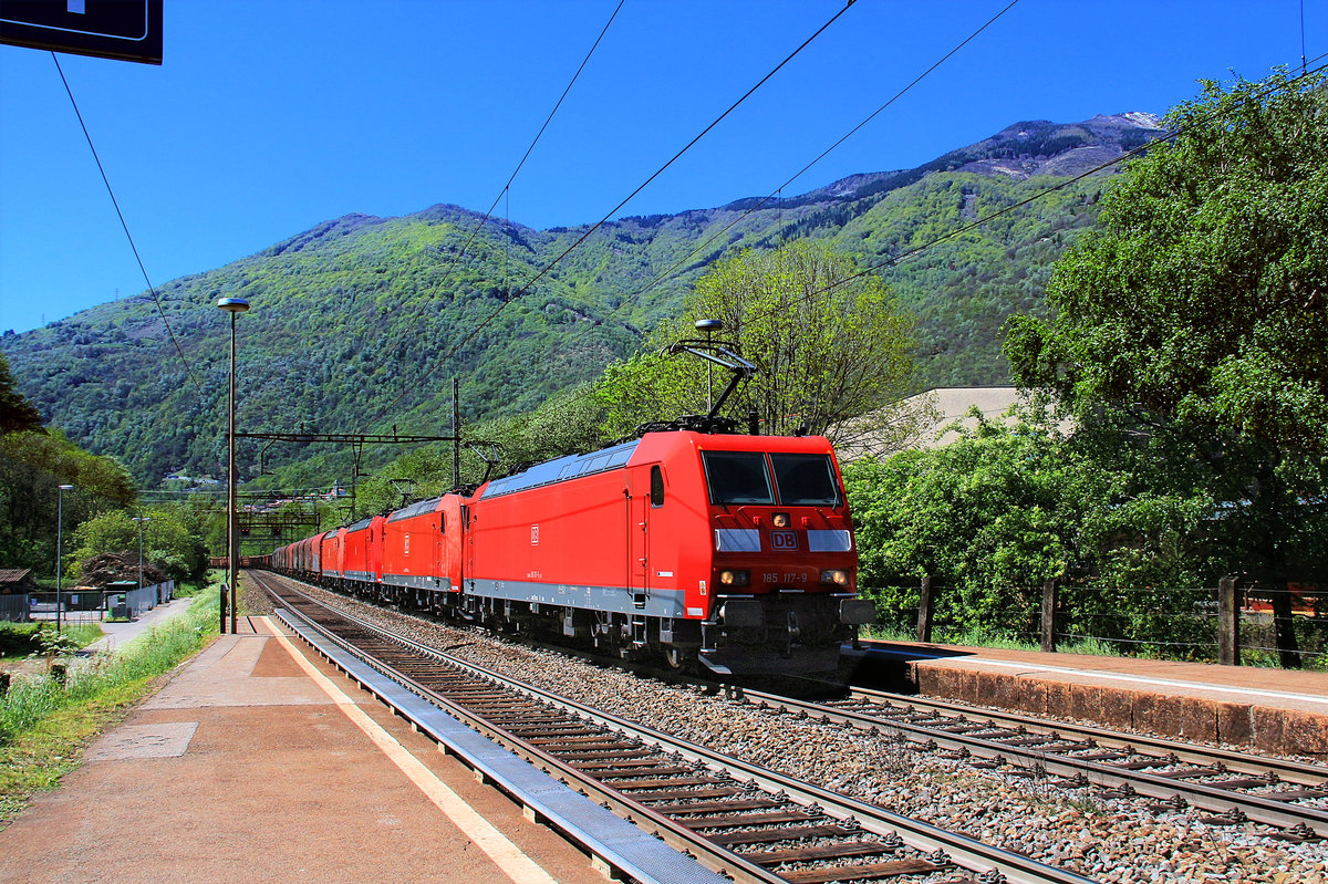 An der alten Ceneri-Strecke Bellinzona-Lugano in Mezzovico (wird bald durch einen Basistunnel ersetzt): Güterzug mit den 4 DB-Lokomotiven 185 117, 129, 102 und 137. 6.Mai 2019 