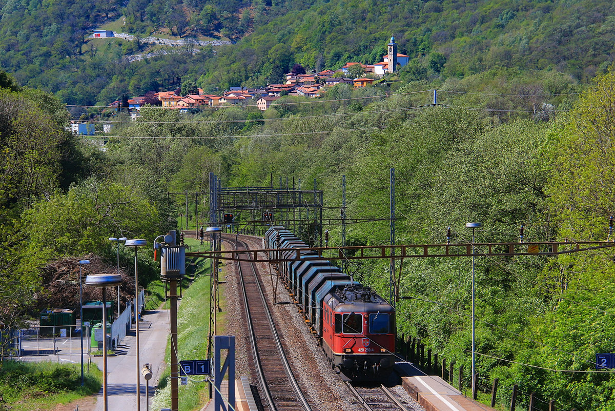 An der alten Ceneri-Strecke Bellinzona-Lugano in Mezzovico (wird bald durch einen Basistunnel ersetzt): Tessiner Stimmung in Mezzovico. Durchfahrt eines Güterzugs mit Lok 420 259. 6.Mai 2019 