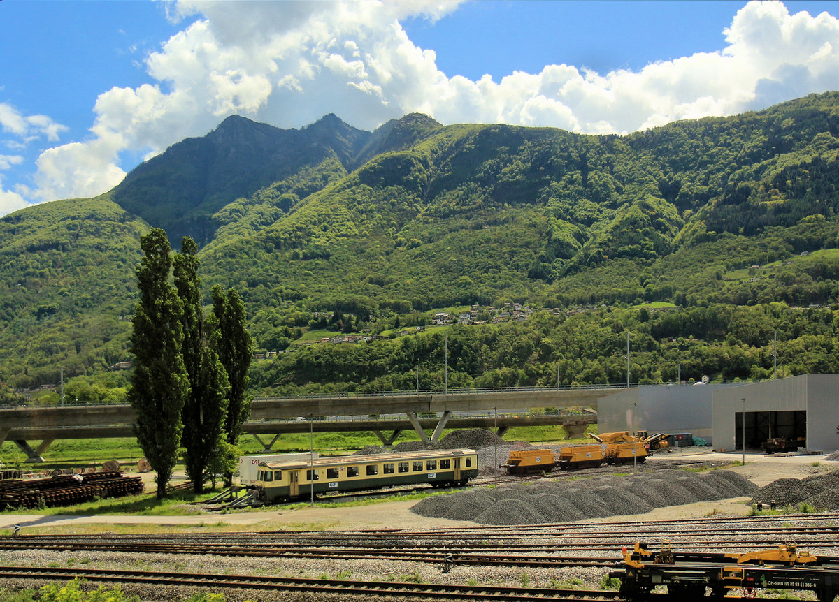 An der alten Ceneri-Strecke Bellinzona-Lugano in Mezzovico (wird bald durch einen Basistunnel ersetzt): Blick auf die Baustelle mit der neu entstehenden Strecke; die alte Ceneri-Linie steigt im Hintergrund diagonal den Berg hinauf. In der Baustelle steht der einstige SOB-Steuerwagen 50 48 39-35 158. 4.Mai 2019 