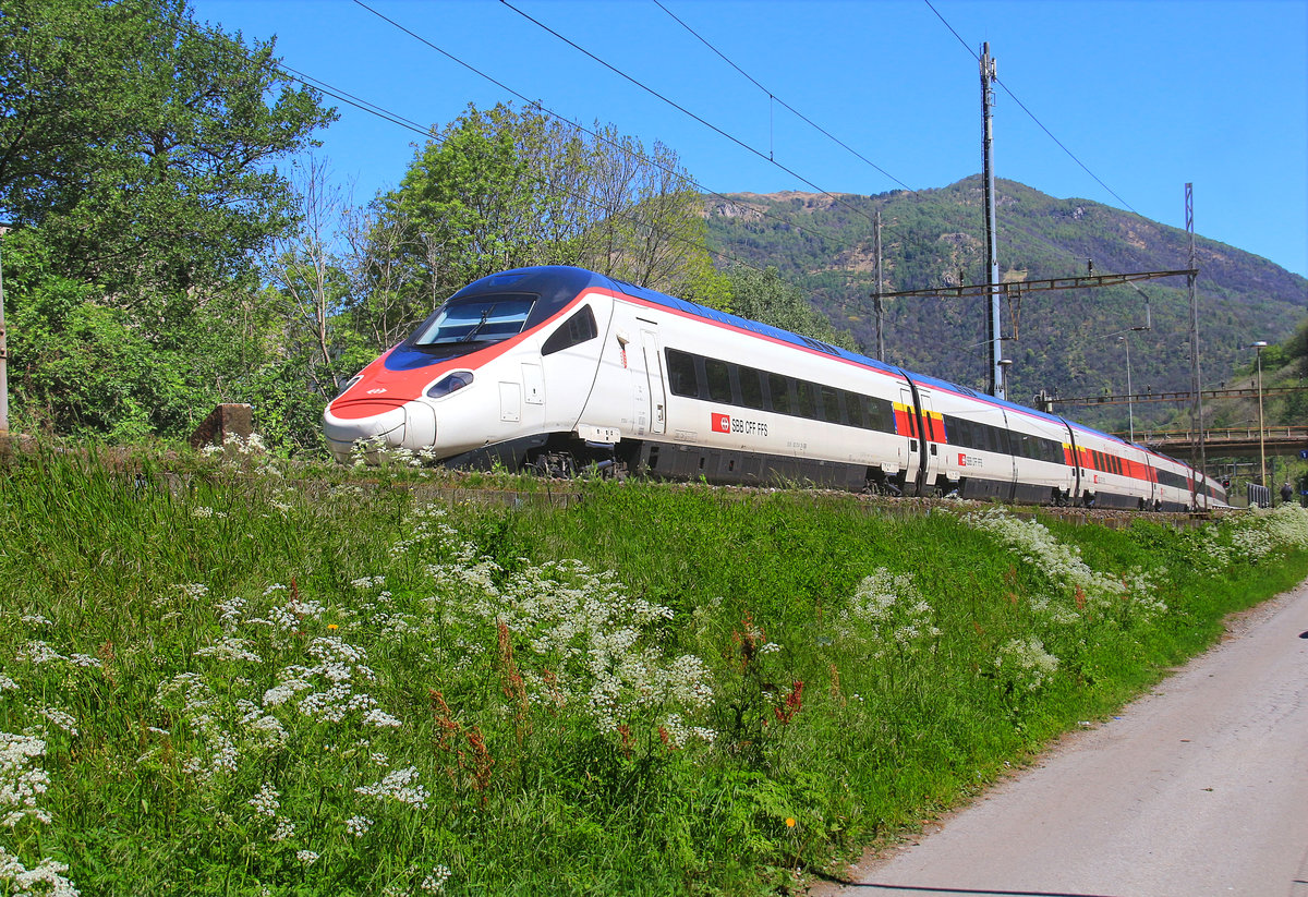 An der alten Ceneri-Strecke Bellinzona-Lugano in Mezzovico (wird durch einen Basistunnel ersetzt): Bald sieht man die schweizerisch/italienischen Intercityzüge hier nicht mehr. Im Bild kommt SBB Zug 503 013 von Milano her nach Norden. 6.Mai 2019 