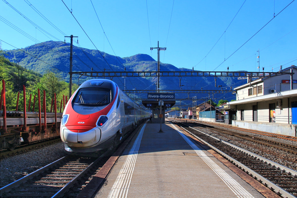 An der alten Ceneri-Strecke Bellinzona-Lugano in Rivera-Bironico (wird bald durch einen Basistunnel ersetzt): Kurz bevor der italienische Intercityzug ETR 610 von Italien nach Norden durchbraust kommt ein schweizerischer Intercityzug ETR 610 (bei der SBB Serie 503) von Norden her Richtung Italien. 