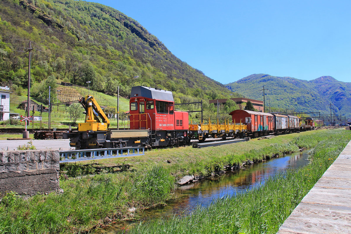 An der alten Ceneri-Strecke Bellinzona-Lugano (wird bald durch einen Basistunnel ersetzt): Am Scheitelpunkt am Ceneri zwischen Bellinzona und Lugano steht ein Bauzug mit interessanten Wagen; hinten und vorn ein SBB- Traktor ; im Vordergrund Tm 234 112. Rivera-Bironico, 6.Mai 2019 
