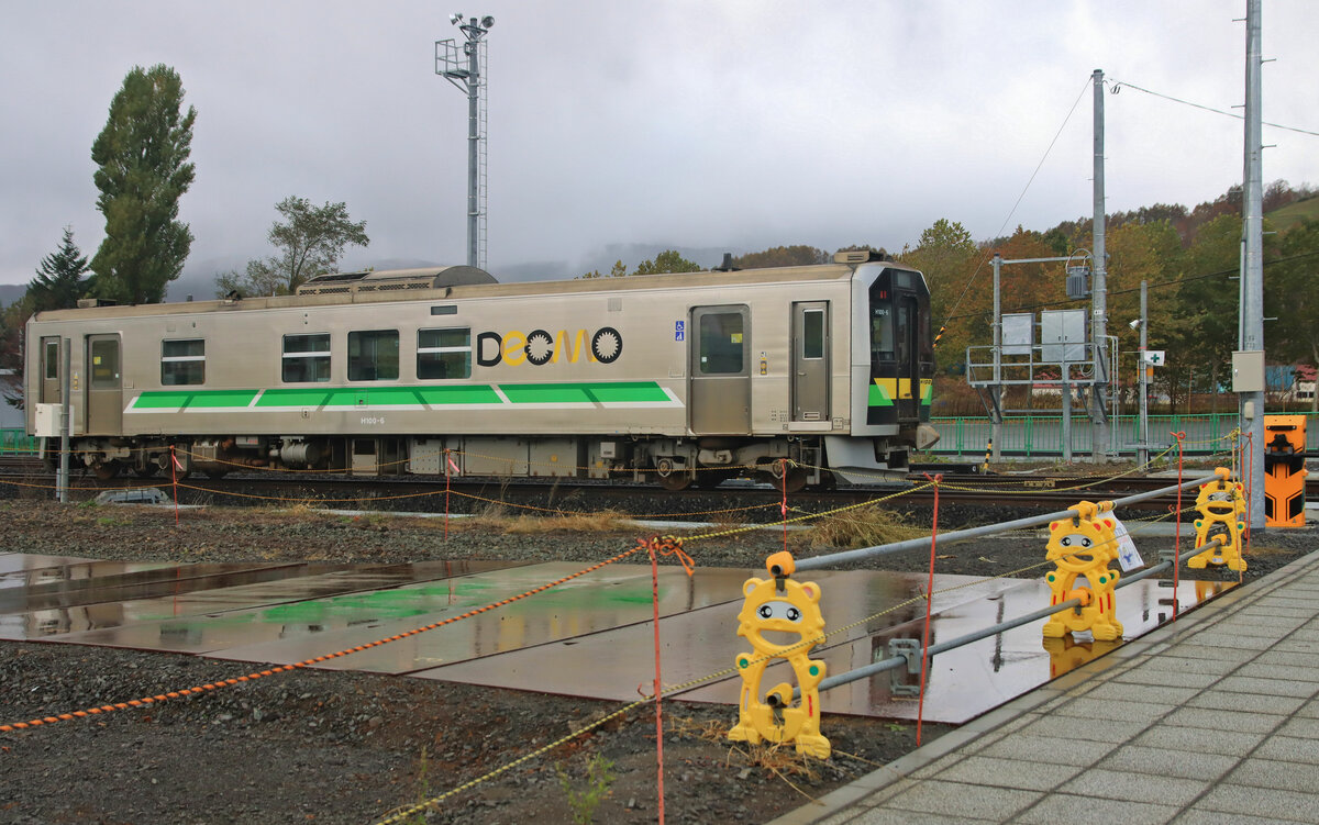 An der alten Hauptbahn von Hakodate nach Sapporo: H100-6 auf der Passhöhe von Kutchan, wo intensiv gebaut wird an der zukünftigen Shinkansen-Station. 29.Oktober 2022   