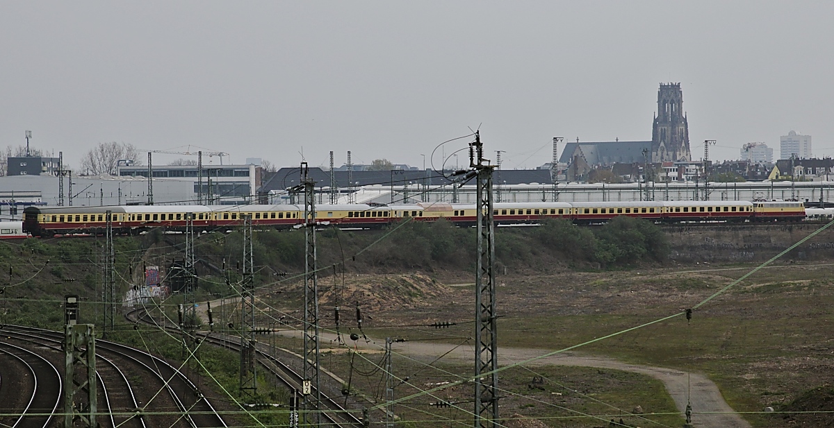 An den Anlagen des DB-Werkes Köln Betriebsbahnhof vorbei zieht E 10 1309 ihren TEE am 06.04.2019 Richtung Hauptbahnhof