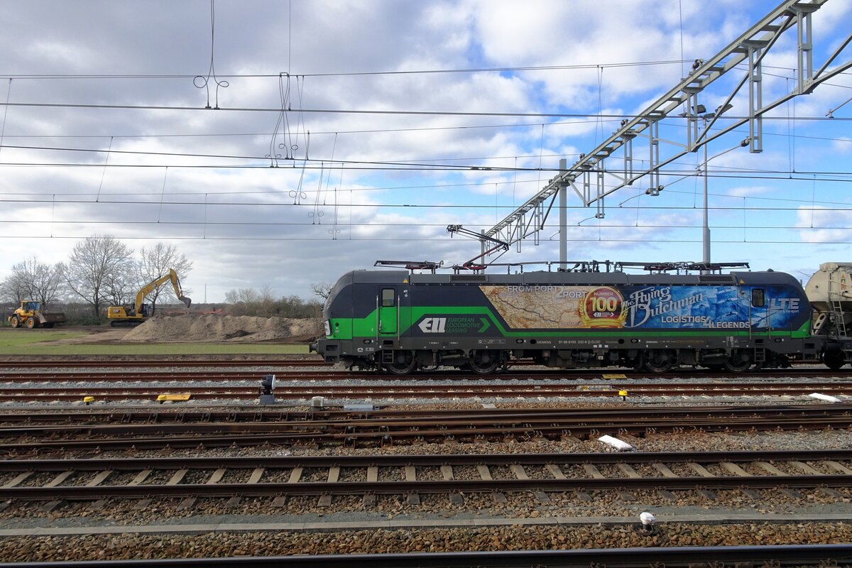 An die Arbeit! Während der Wartepause von 193 232 wird am 11 Februari 2022 in Nijmegen an das frühere Rangierteil des Bahnhofsäreals gearbeitet. Das Bild wurde vom Bahnsteig gemacht.