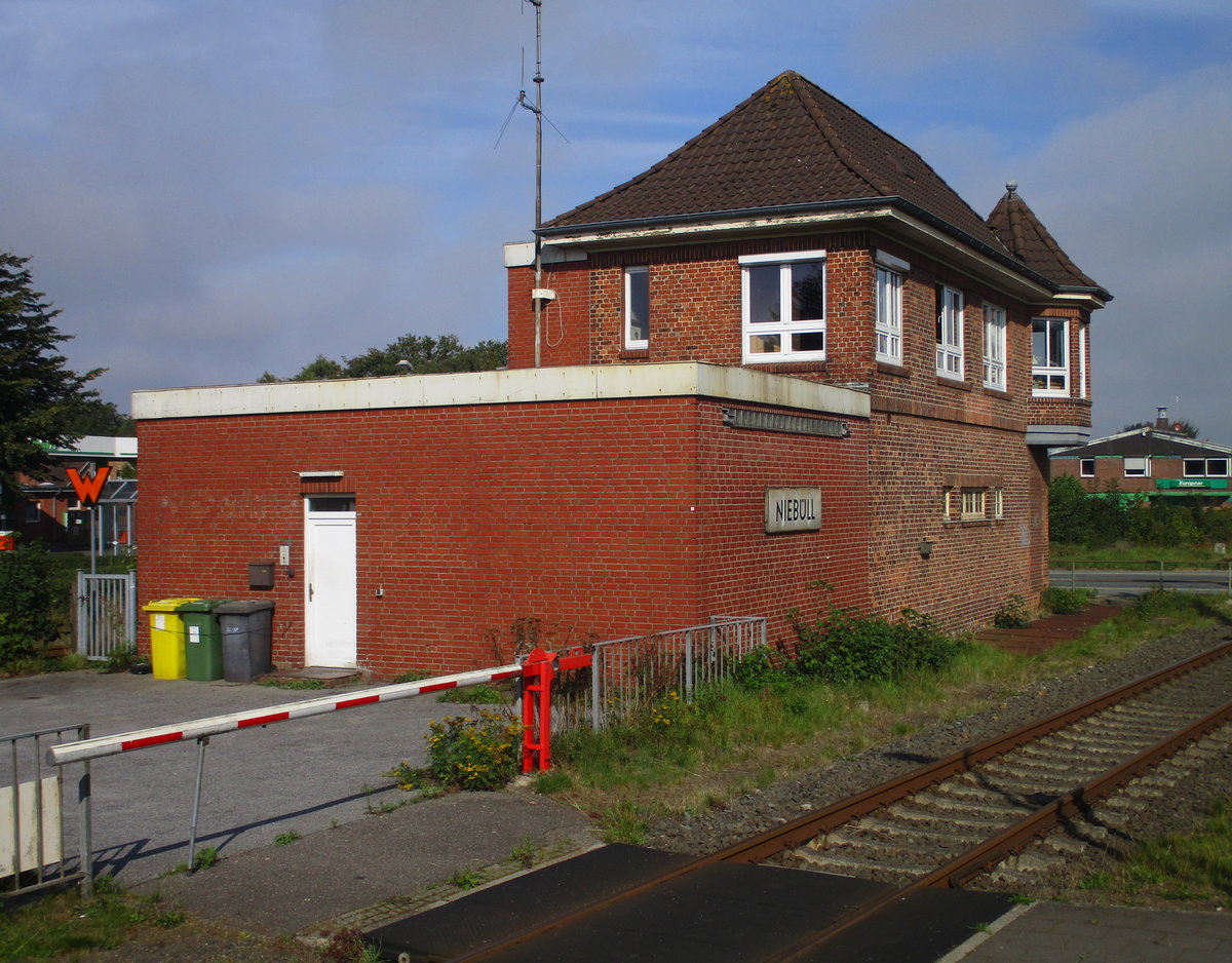 An der Ausfahrt nach Klanxbüll und Tonder zufinden dieses Stellwerk in Niebüll.Aufgenommen vom Bahnsteig am 21.September 2020.