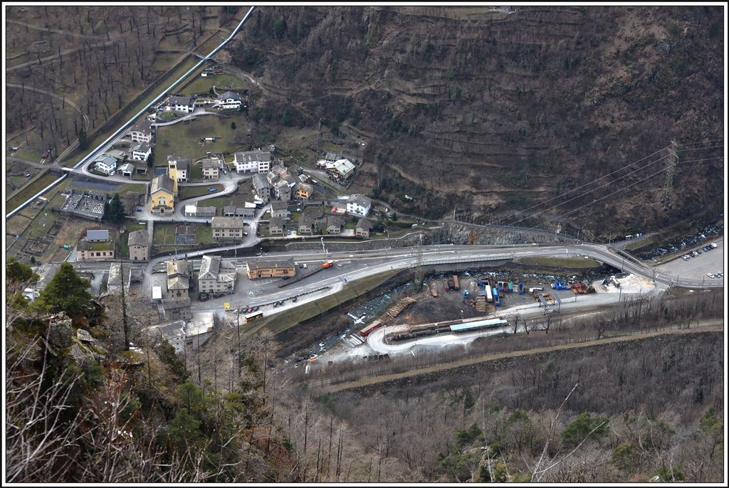 An einer ausgesetzten Stelle des Schmugglerpfades von Viano nach Roncaiola bietet sich dieser Tiefblick auf die Grenzstation Campocologno. (21.02.2014)