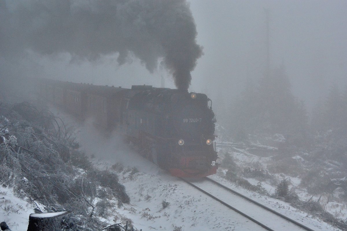 An der Ausweichstelle Goetheweg begegnete uns 99 7240-7 auf den Weg zum Brocken.

Brocken 06.01.2020