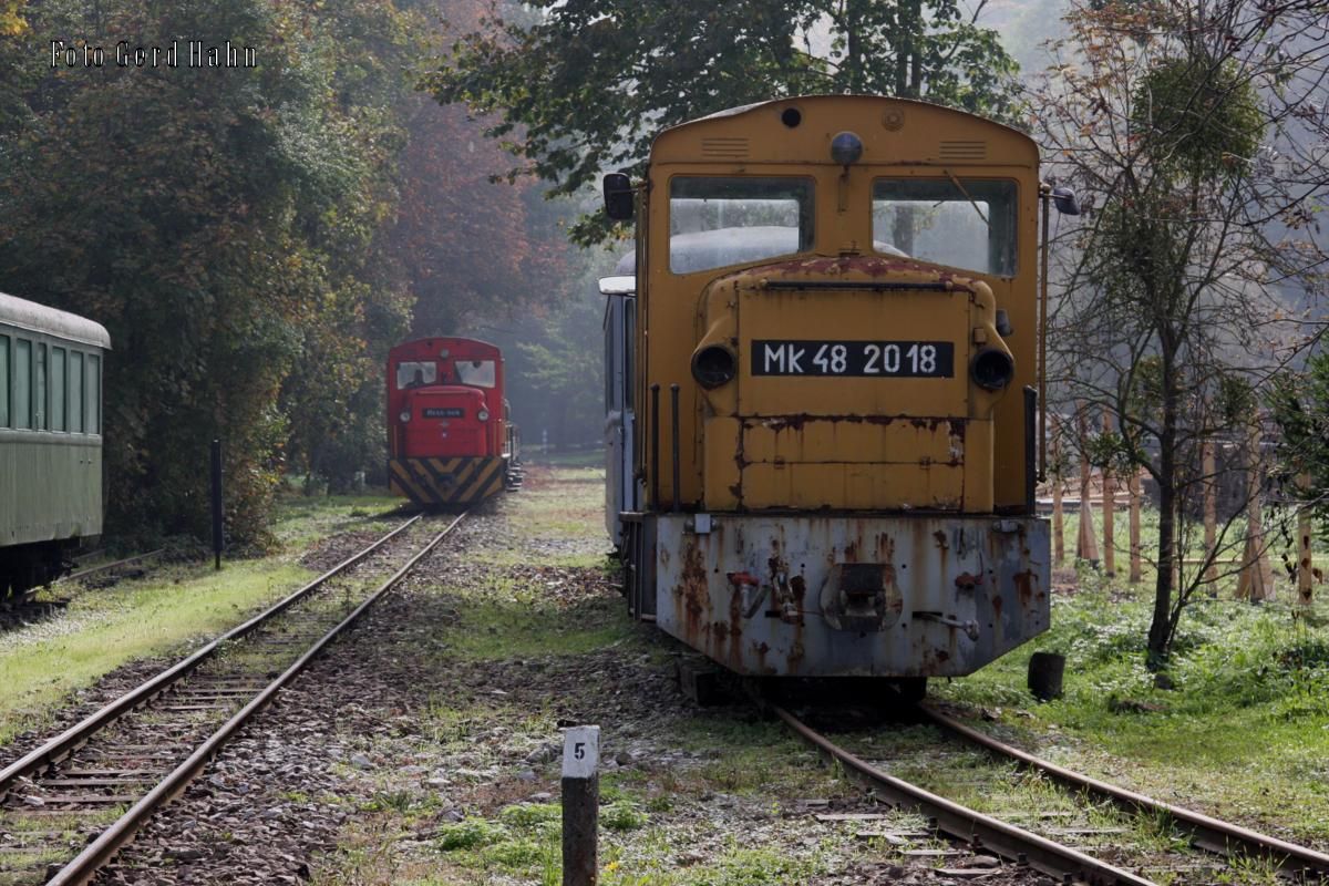 An der Bahnhofseinfahrt in Szilvasvarad steht hier am 11.10.2014 die Schmalspurlok Mk 482018. Die Lok macht einen desolaten Eindruck und scheint als Ersatzteilspender zu dienen.
