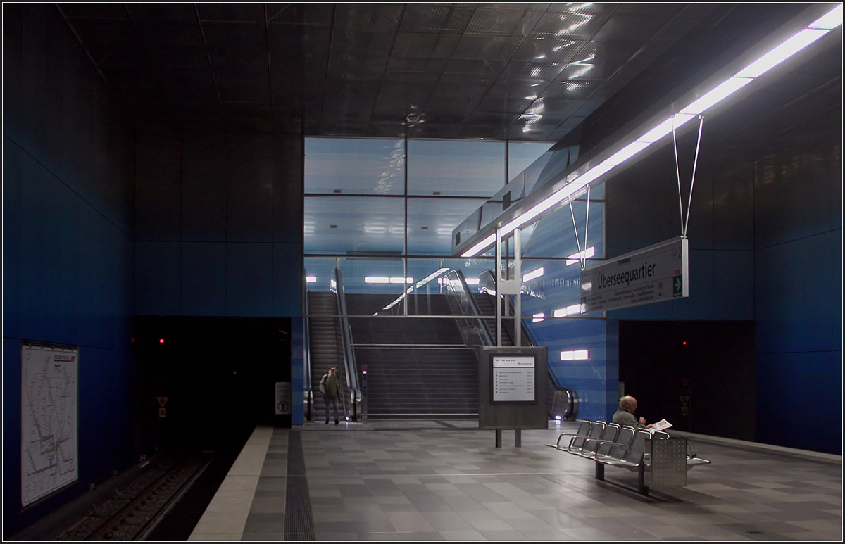 An den Bahnsteigenden lockt das Licht -

Blick vom Bahnsteig der U-Bahnstation Überseequartier zum westlichen Ausgang.

Hamburg Hafencity, 10.10.2015 (M)