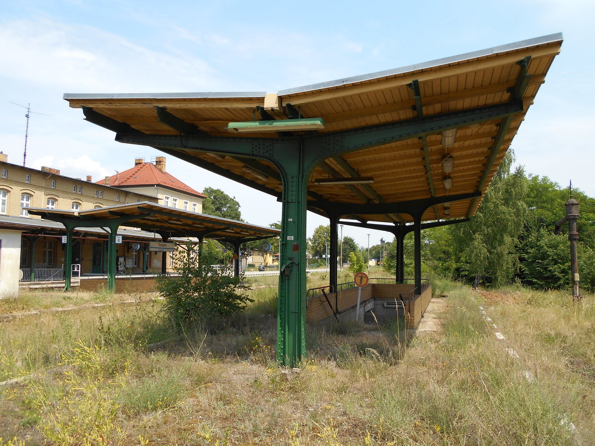 An den Bahnsteig,in Templin,wird kein Zug mehr halten,da sogar die dazugehörigen Gleise entfernt sind.Aufnahme vom 10.Juni 2018.