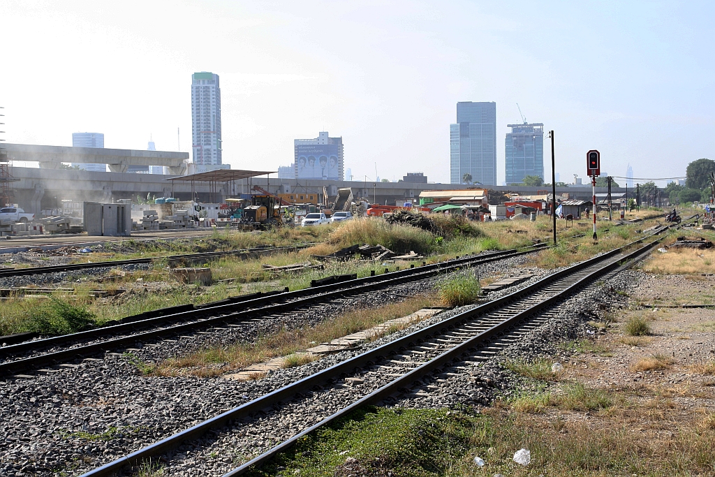 An die Bang Sue Station für die Northern Line Züge erinnert heutzutage nichts mehr. Im Hintergrund erkennt man die Zufahrtsrampen zur im Bau befindlichen neuen Central Station, dann letztendlich  Bang Sue Grand Station  genannt. Bild vom 21.November 2019.