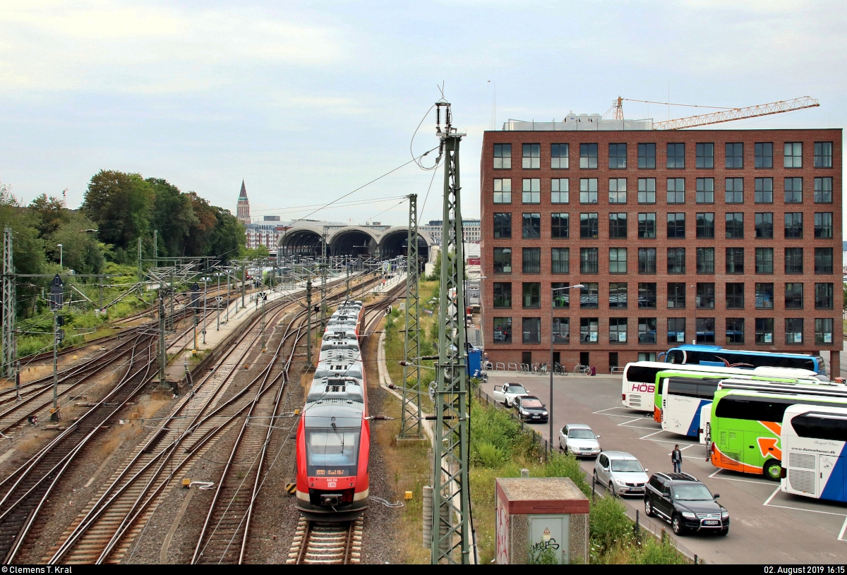An der BARMER Krankenkasse vorbei:
Nachschuss auf 648 334-1 und 648 ??? (Alstom Coradia LINT 41) von DB Regio Schleswig-Holstein (DB Regio Nord) als RE 21820 (RE83) von Lüneburg, die ihren Endbahnhof Kiel Hbf auf Gleis 1 erreichen.
Aufgenommen von der Gablenzbrücke.
[2.8.2019 | 16:15 Uhr]