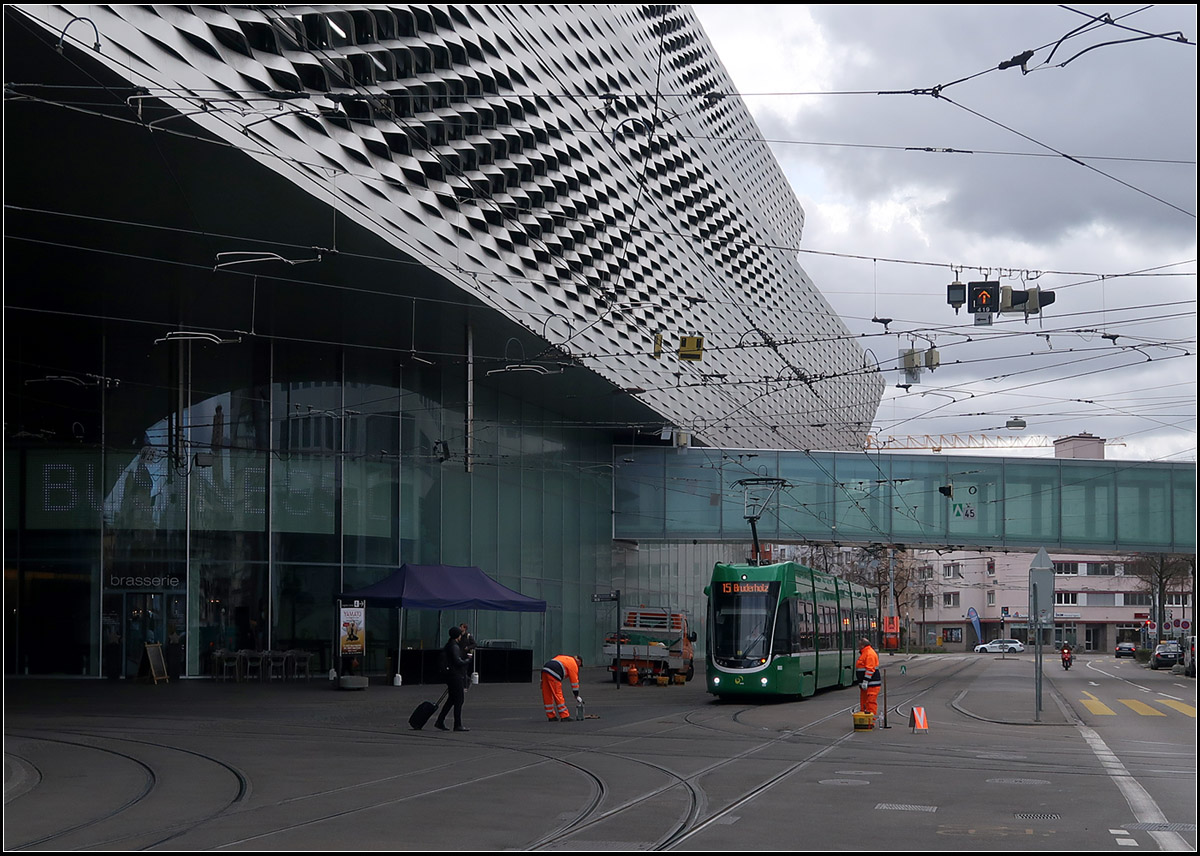 An der Basler Messe - 

Felicty II-Straßenbahn auf der Linie 15 an der Messe Basel.

08.03.2019