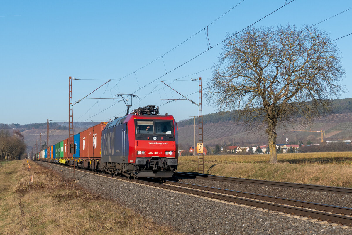 An einer der bekanntesten deutschen Fotostellen passiert SBBC 482 001 mit einem Containerzug den Fotografen, 14.01.2022.