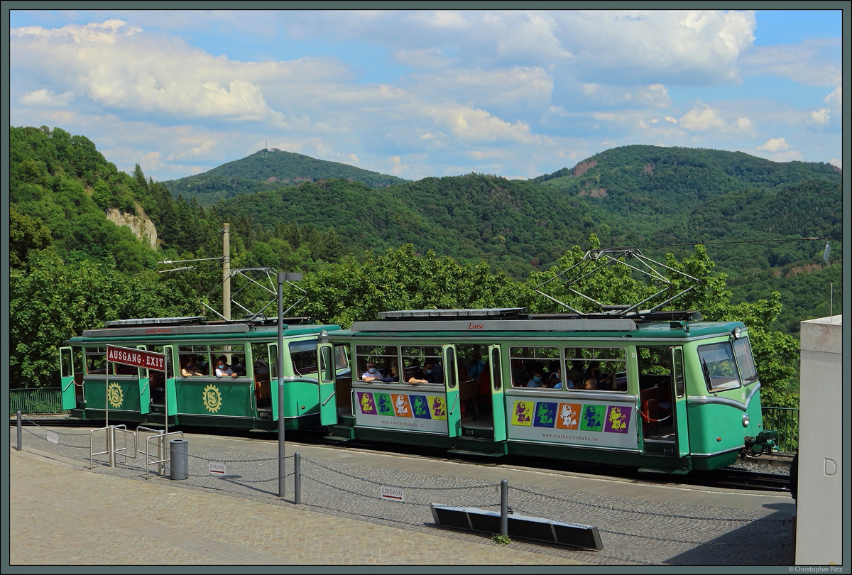 An der Bergstation Drachenfels warten die Triebwagen 4 und 5 auf die Abfahrt zurück nach Königswinter. (11.07.2020)
