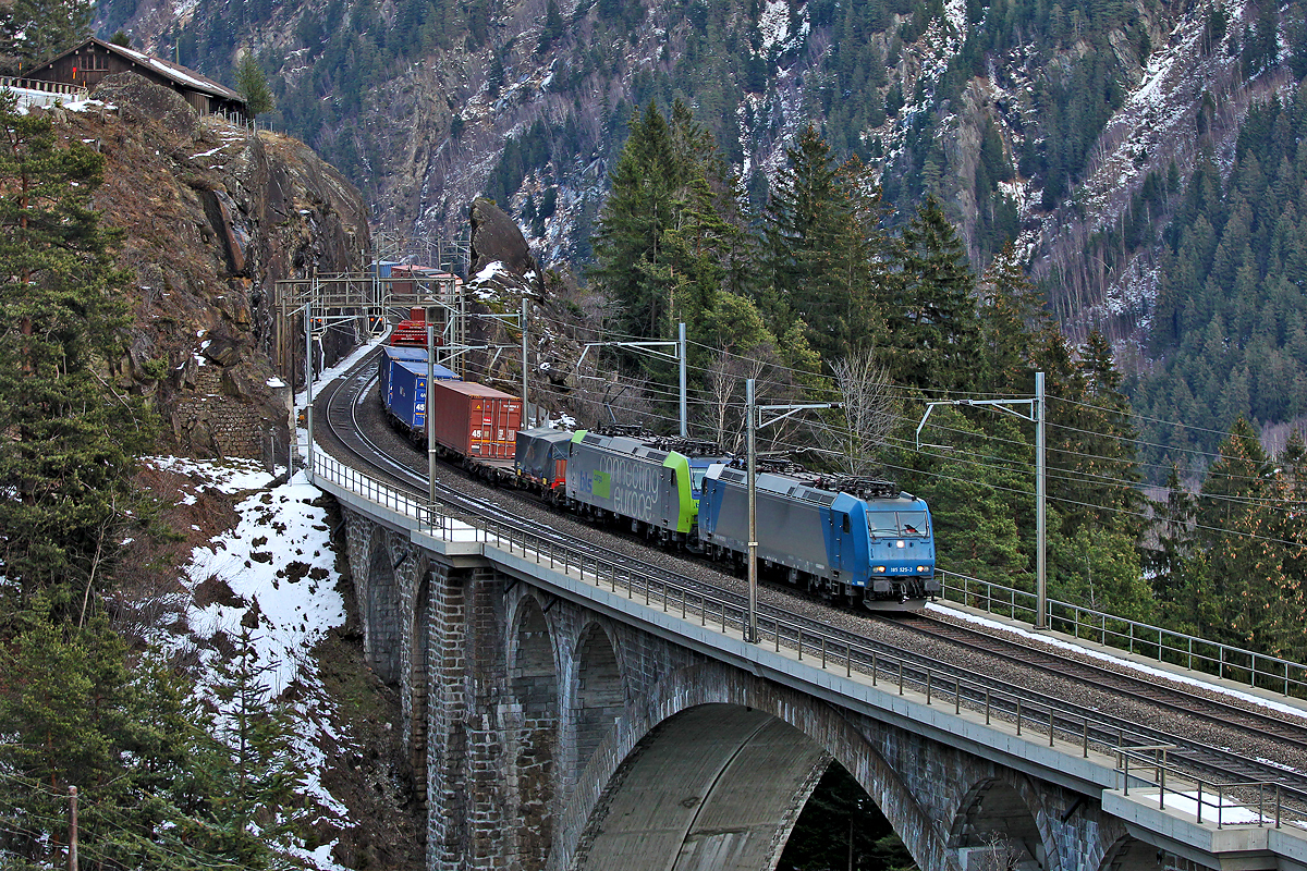 An die BLS vermietete Lok 185 525-3 und BLS 485 005 Connecting Europe brausen mit einem Containerzug über die mittlere Meienreussbrücke.Bild vom 6.1.2015