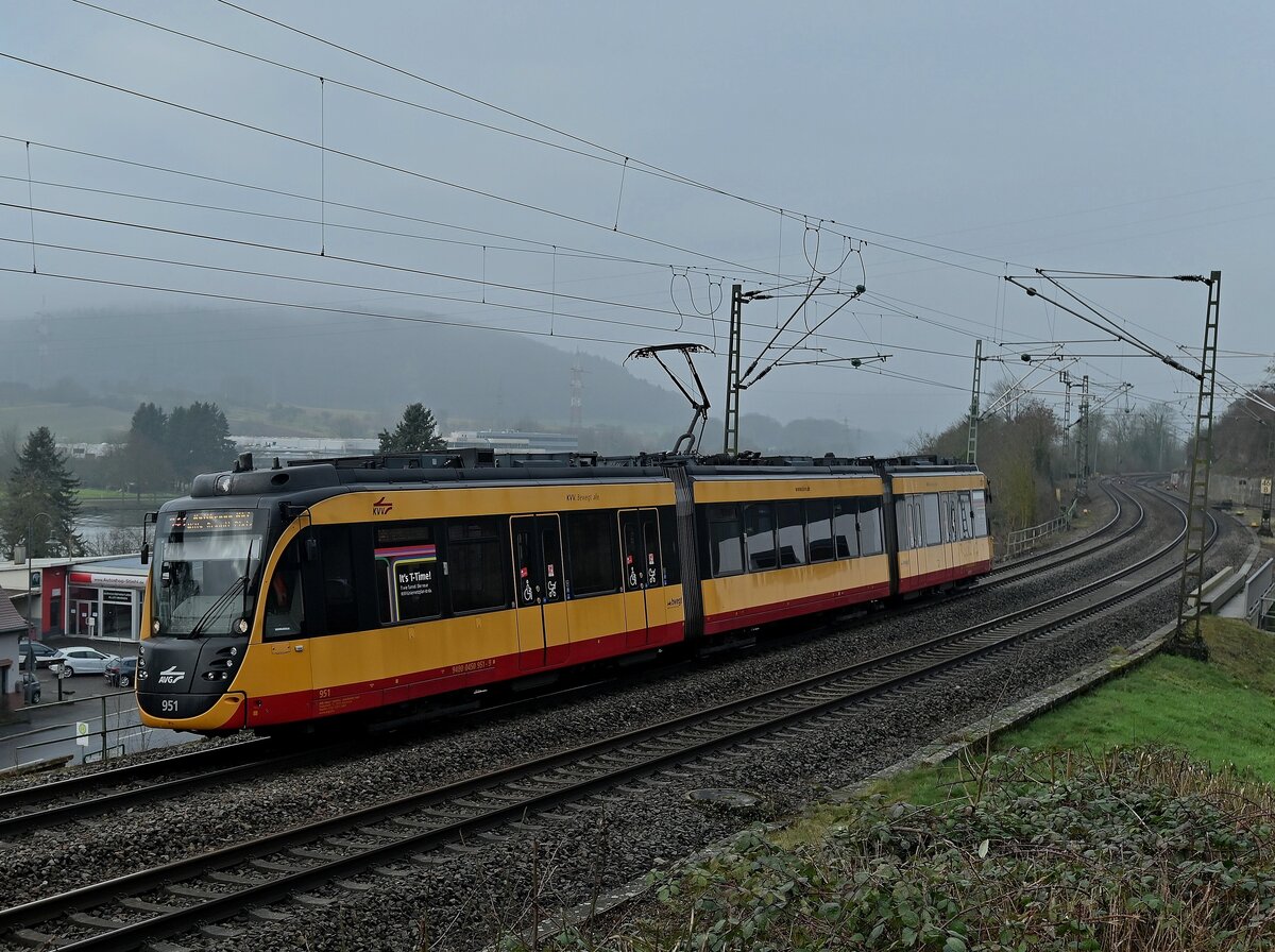 An der Brücke Steinbachweg ist der AVG Triebwagen 951 als S41 nach Heilbronn Willy-Brandt-Platz ist hier zwischen Neckarzimmern und Haßmersheim zusehen. 18.1.2022