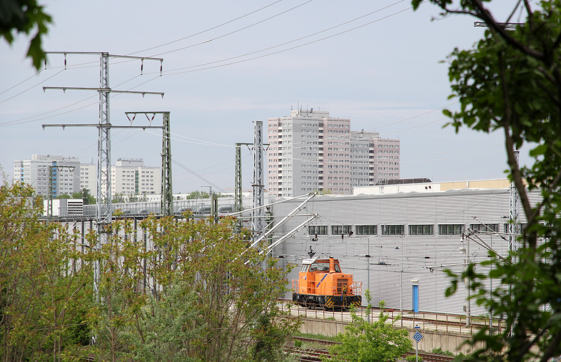 An DB Fernverkehr ist die G 400 B  des Lokvermieters Northrail vermietet.
Die Lok wird im Betriebswerk Berlin-Rummelsburg eingesetzt.
Das Foto wurde am 2. Mai 2018 aufgenommen.