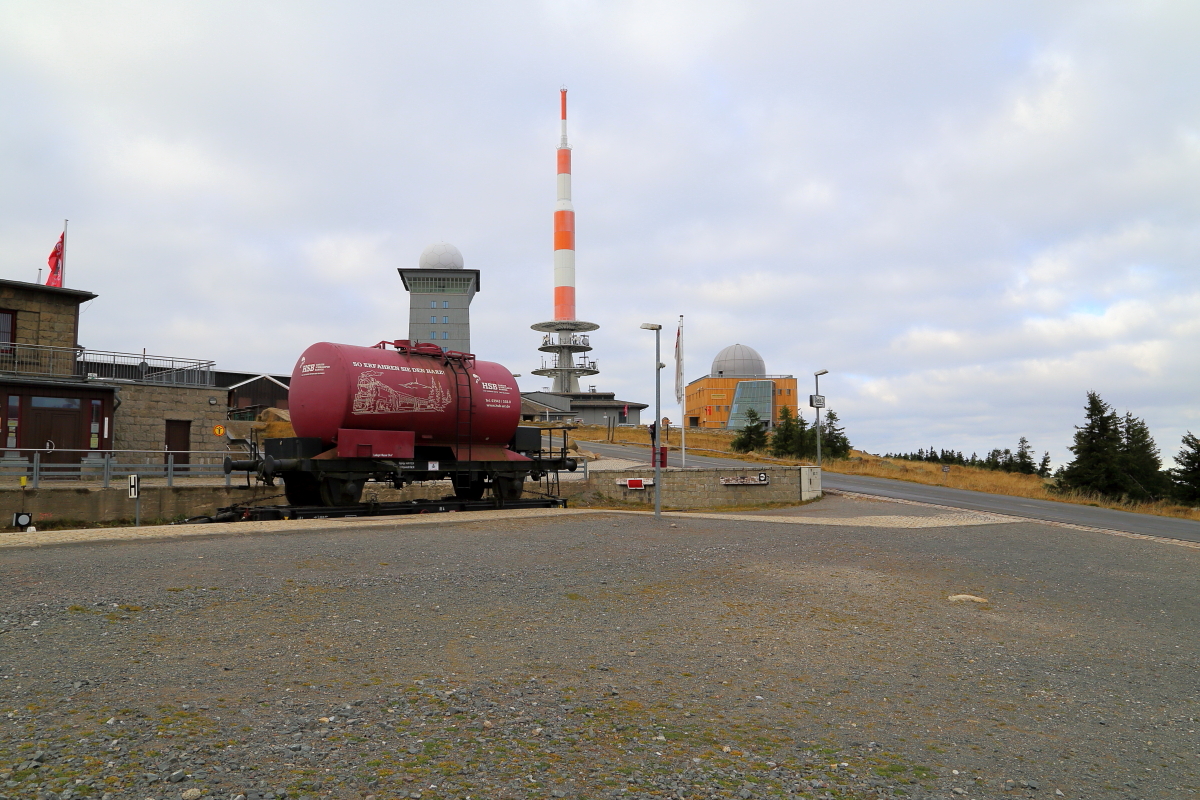 An dem neben dem Kesselwagen zu sehenden Prellbock endet die Brockenstrecke und zwar genau auf 1125 Höhenmetern. Die restlichen 17 Meter zum Gipfel müssen dann zu Fuß zurückgelegt werden. Die Aufnahme entstand am 19.10.2018.