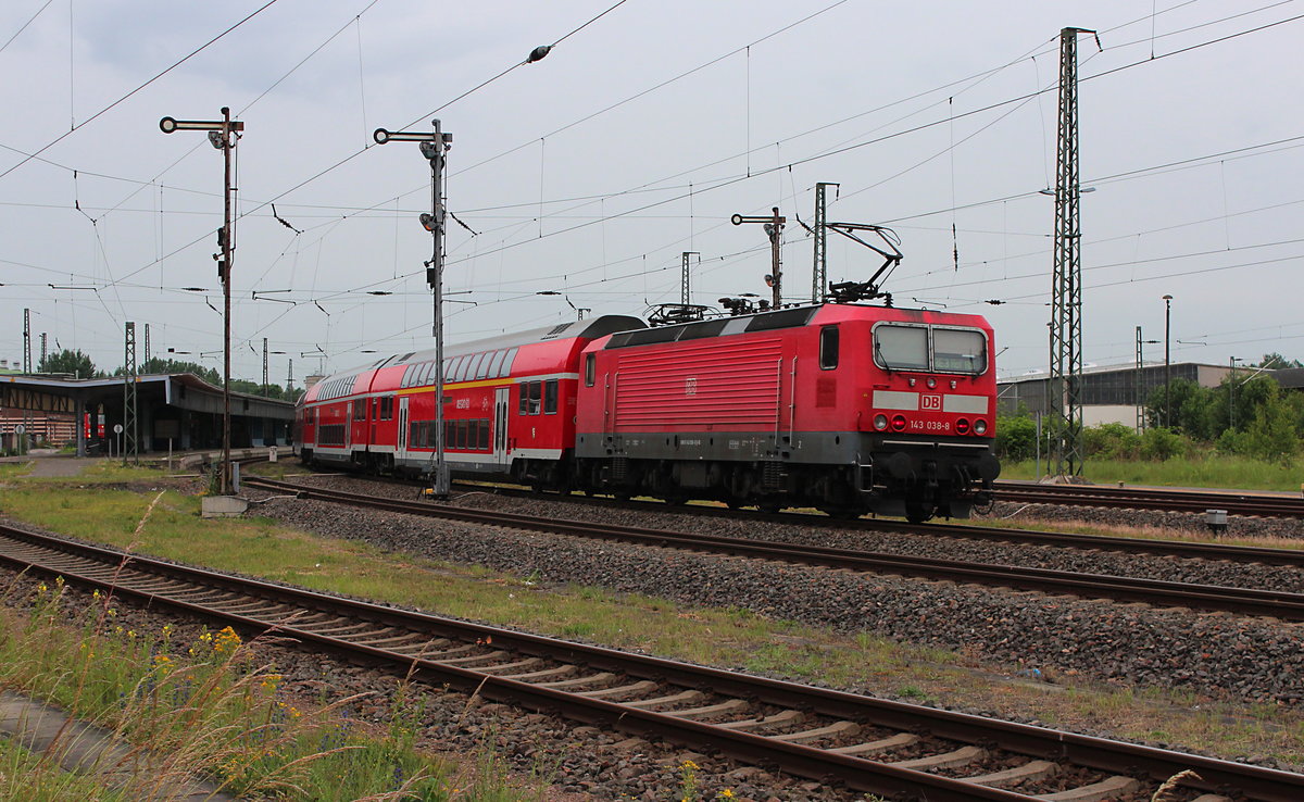 An dem Wochenende vom 11.06 zum 12.06 war der  kleine Fahrplanwechsel  bei der Bahn. Dies war gleichzeitig der letzte Einsatztag der DB Regio Südost auf der Franken-Sachsen-Magistrale von Dresden nach Hof. Dies war aber auch gleichzeitig der letzte Einsatztag der BR 143 in Großteilen von Sachsen, nur noch bei der S-Bahn in Dresden wird man sie sehen können. Ab dem 12.06.2016 bedient die Leistungen des RE 3 (Dresden Hbf - Hof Hbf) und RB30 (Dresden Hbf - Zwickau (Sachs) Hbf) die Transdev Tochter MRB. Außerdem wurde die RB45 (Chemnitz Hbf - Riesa/Elsterwerda) ebenfalls an die MRB verloren. 

Nachschuß auf die 143 038-8 die am 11.06.2016 mit dem RE 4762 (Dresden Hbf - Hof Hbf) Zwickau erreicht.