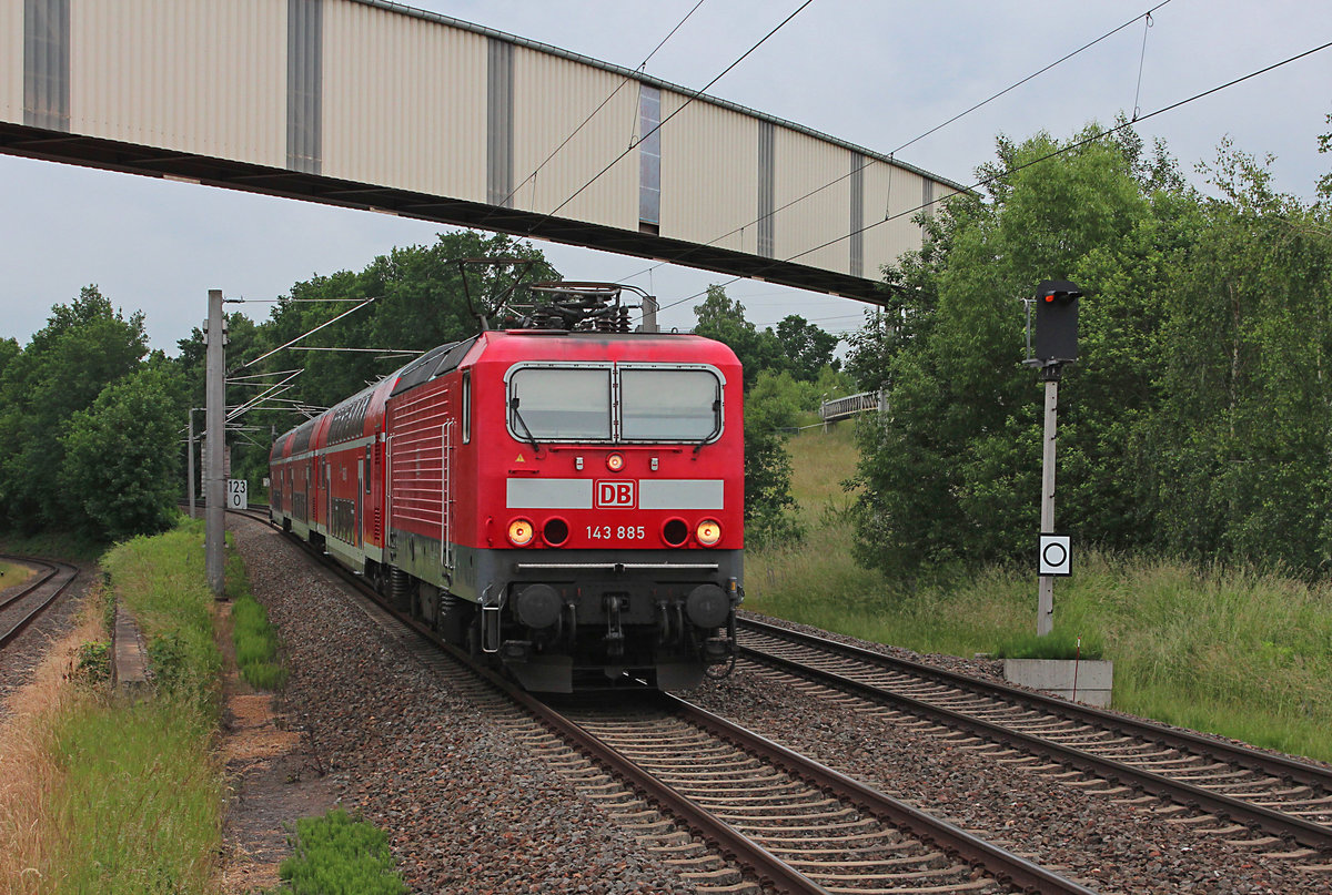 An dem Wochenende vom 11.06 zum 12.06 war der  kleine Fahrplanwechsel  bei der Bahn. Dies war gleichzeitig der letzte Einsatztag der DB Regio Südost auf der Franken-Sachsen-Magistrale von Dresden nach Hof. Dies ist gleichzeitig der letzte Einsatztag der BR 143 in Großteilen von Sachsen, nur noch bei dr S-Bahn in Dresden wird man Sie sehen können. Ab dem 12.06.2016 bedient die Leistungen des RE 3 (Dresden Hbf - Hof Hbf) und RB30 (Dresden Hbf - Zwickau (Sachs) Hbf) die Transdev Tochter MRB. Außerdem wurde die RB45 (Chemnitz Hbf - Riesa/Elsterwerda) ebenfalls an die MRB verloren.

143 885-2 fährt am 11.06.2016 dem mit RE 47623 (Hof Hbf - Dresden Hbf) durch Oberrothenbach.
