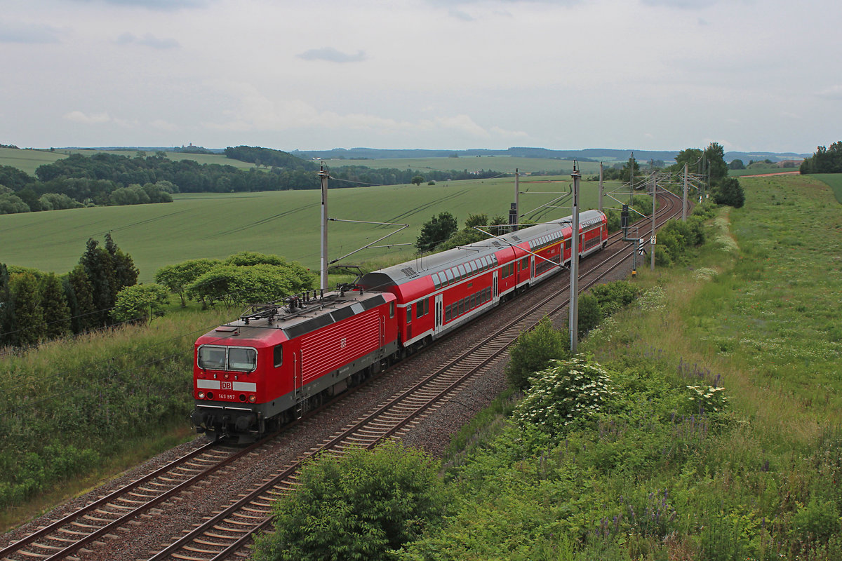 An dem Wochenende vom 11.06 zum 12.06 war der  kleine Fahrplanwechsel  bei der Bahn. Dies war gleichzeitig der letzte Einsatztag der DB Regio Südost auf der Franken-Sachsen-Magistrale von Dresden nach Hof. Dies ist gleichzeitig der letzte Einsatztag der BR 143 in Großteilen von Sachsen, nur noch bei dr S-Bahn in Dresden wird man Sie sehen können. Ab dem 12.06.2016 bedient die Leistungen des RE 3 (Dresden Hbf - Hof Hbf) und RB30 (Dresden Hbf - Zwickau (Sachs) Hbf) die Transdev Tochter MRB. Außerdem wurde die RB45 (Chemnitz Hbf - Riesa/Elsterwerda) ebenfalls an die MRB verloren.

Am 11.06.2016 wird die 143 957-9 mit dem RE 4767 gleich das Bogendreieck in Werdau passieren. Hier fährt noch die 143 957 bevor sie in Zwickau aufgrund von Trafoschaden ihre Reise vorzeitig beenden wird.